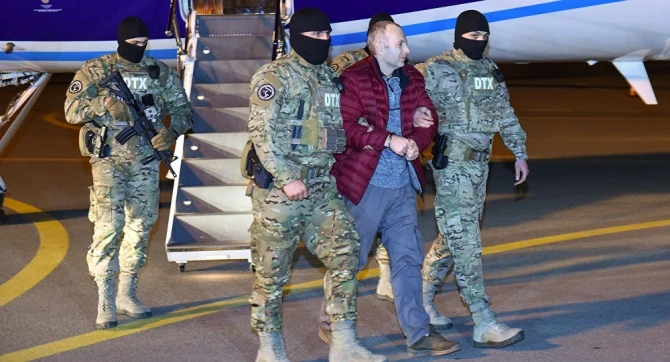 Скандально известного блогера Лапшина доставили в наручниках в Баку (видео)