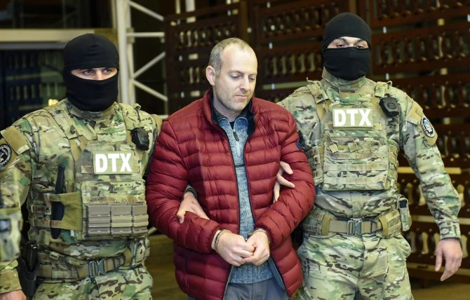Скандально известного блогера Лапшина доставили в наручниках в Баку (видео)