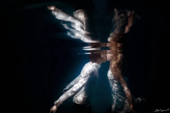 История любви молодой пары под водой в Баку (фото)