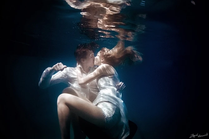 История любви молодой пары под водой в Баку (фото)