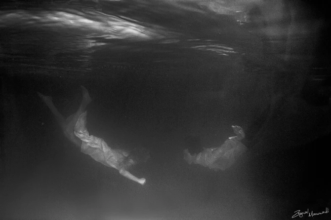 История любви молодой пары под водой в Баку (фото)