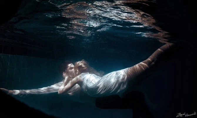 История любви молодой пары под водой в Баку (фото)