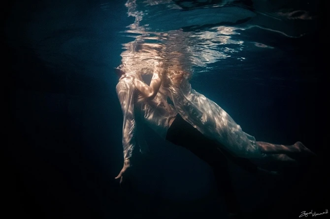 История любви молодой пары под водой в Баку (фото)