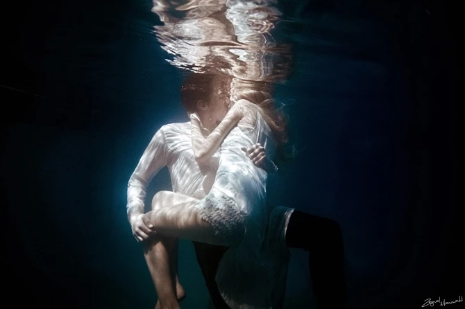 История любви молодой пары под водой в Баку (фото)