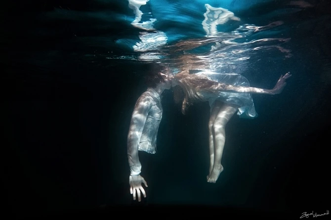 История любви молодой пары под водой в Баку (фото)