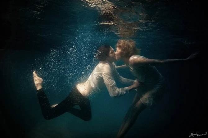 История любви молодой пары под водой в Баку (фото)