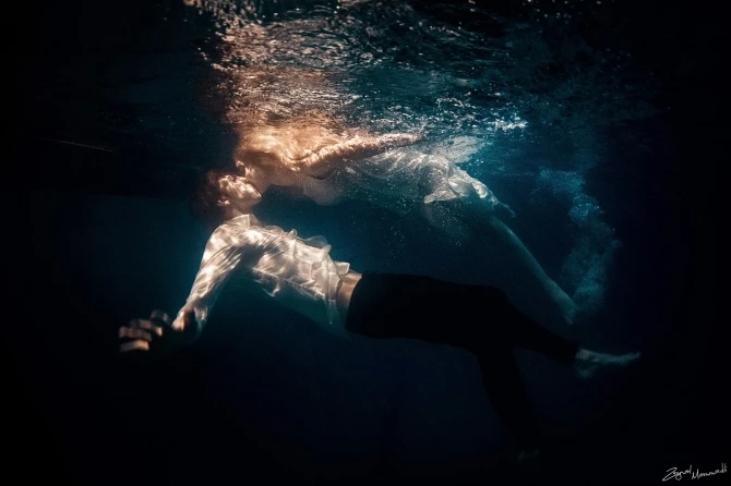 История любви молодой пары под водой в Баку (фото)