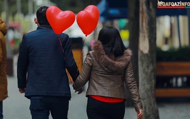 Sevgililər günündə Bakının mərkəzində qeyri-adi EVLİLİK TƏKLİFİ - VIDEO/FOTO