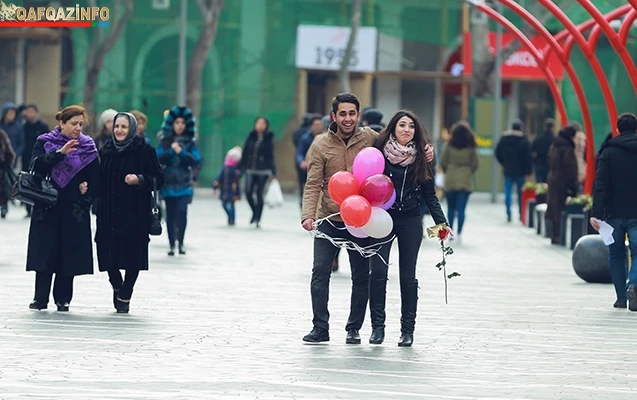 Sevgililər günündə Bakının mərkəzində qeyri-adi EVLİLİK TƏKLİFİ - VIDEO/FOTO