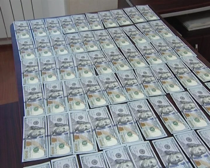 Задержаны лица, продававшие доллары на черном рынке (фото)