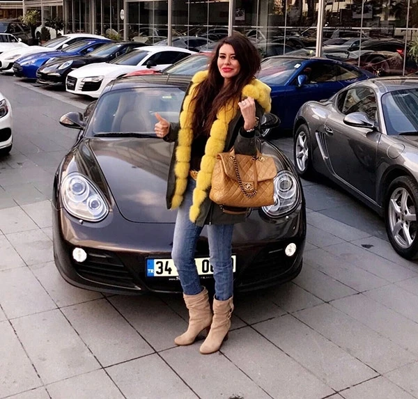 Бывшая возлюбленная сына азербайджанского министра купила себе Porsche (фото)