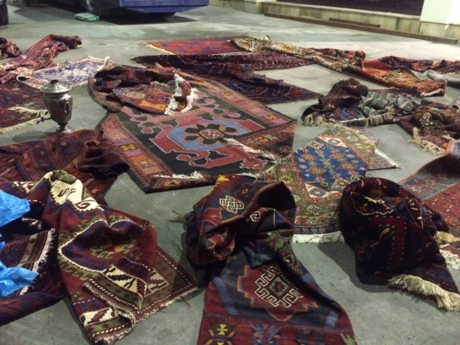Ölkədən samovar çıxarmaq istəyən tutuldu (FOTO)