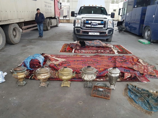 Ölkədən samovar çıxarmaq istəyən tutuldu (FOTO)