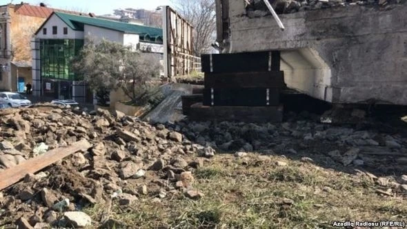Большая опасность в центре Баку - мост под угрозой обрушения (фото)