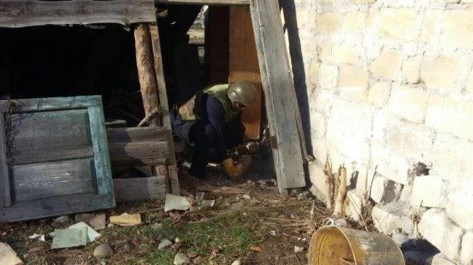 В Азербайджане во дворе средней школы нашли танковый снаряд (фото)