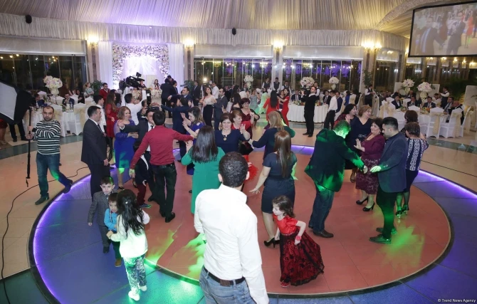 Мехрибан Алиева сыграла свадьбу молодоженам и подарила им автомобиль (фото)