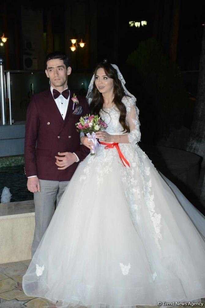 Мехрибан Алиева сыграла свадьбу молодоженам и подарила им автомобиль (фото)