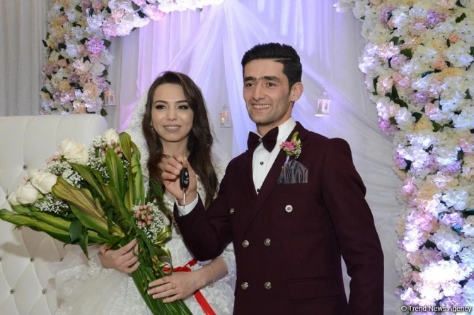 Мехрибан Алиева сыграла свадьбу молодоженам и подарила им автомобиль (фото)