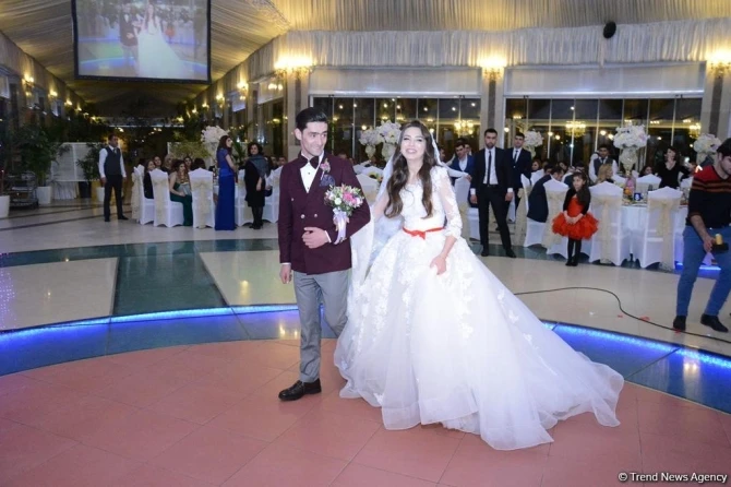 Мехрибан Алиева сыграла свадьбу молодоженам и подарила им автомобиль (фото)