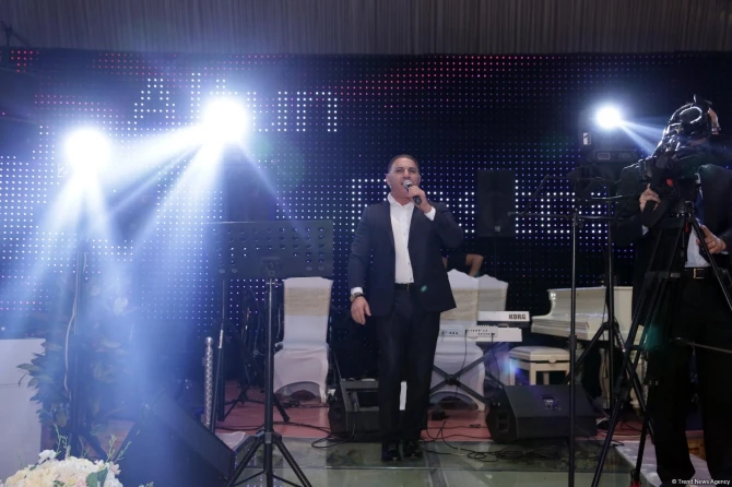 Мехрибан Алиева сыграла свадьбу молодоженам и подарила им автомобиль (фото)