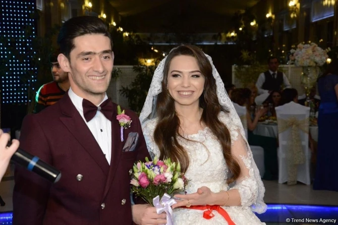 Мехрибан Алиева сыграла свадьбу молодоженам и подарила им автомобиль (фото)