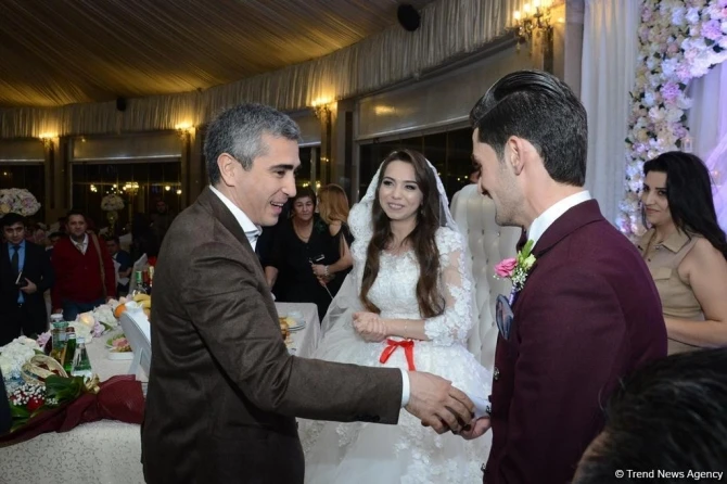 Мехрибан Алиева сыграла свадьбу молодоженам и подарила им автомобиль (фото)