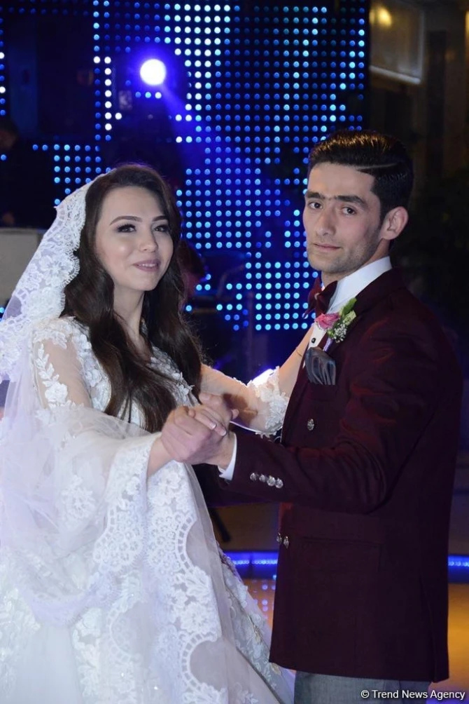 Мехрибан Алиева сыграла свадьбу молодоженам и подарила им автомобиль (фото)