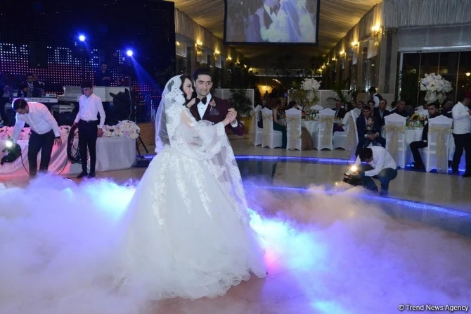 Мехрибан Алиева сыграла свадьбу молодоженам и подарила им автомобиль (фото)