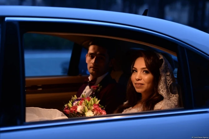 Мехрибан Алиева сыграла свадьбу молодоженам и подарила им автомобиль (фото)