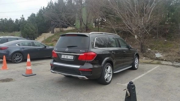 Дорожная полиция Баку отправила дорогие автомобили на штрафстоянку (фото)