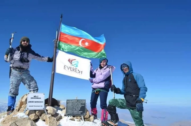 Alpinistlər Şahdağ zirvəsinə şəhid Çingiz Qurbanovun adını yazdılar (FOTO)