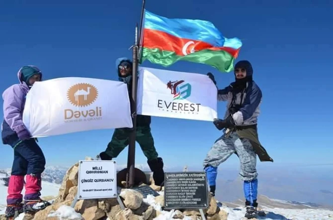 Alpinistlər Şahdağ zirvəsinə şəhid Çingiz Qurbanovun adını yazdılar (FOTO)