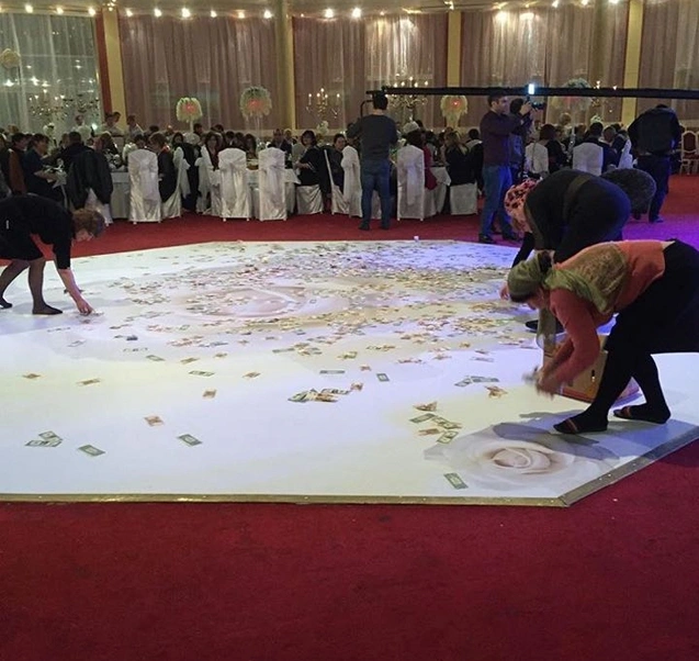 Aygünü dollar yağışına tutdular - Biznesmen toyunda + Fotolar