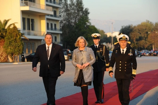 Niderlandın qadın müdafiə naziri (FOTO)