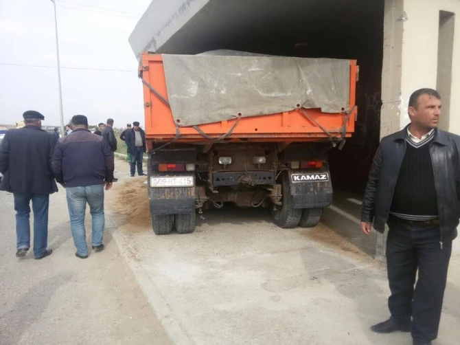 В Азербайджане грузовик разнес автобусную остановку