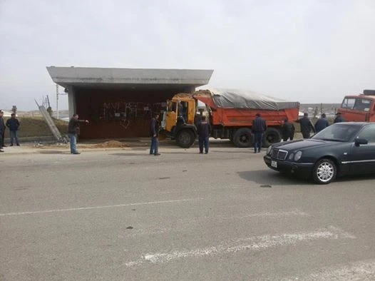 В Азербайджане грузовик разнес автобусную остановку