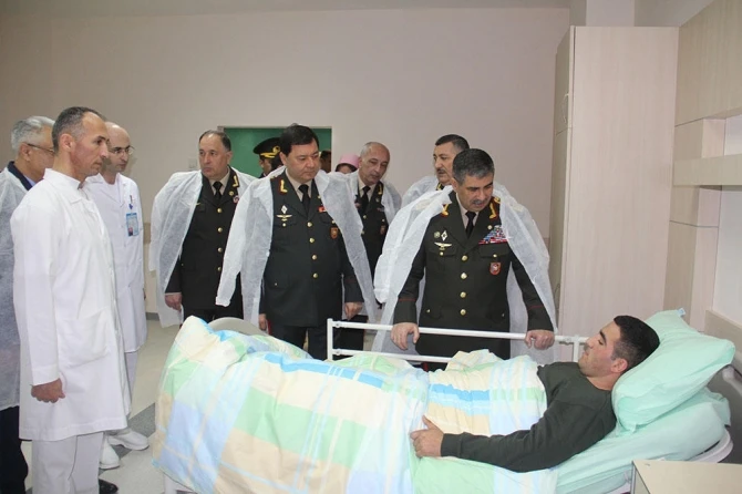 Zakir Həsənov hospitalda əsgərləri təbrik etdi (FOTO)