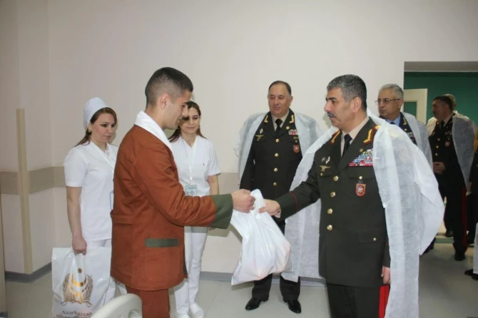 Zakir Həsənov hospitalda əsgərləri təbrik etdi (FOTO)