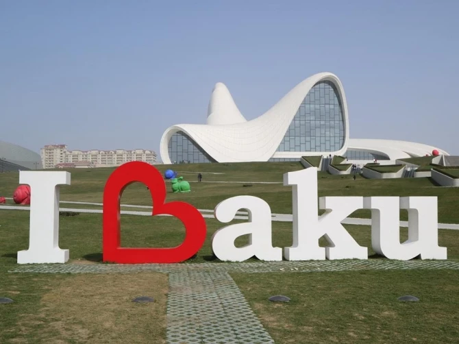 Американец показал, как можно отдохнуть в Баку на 10 долларов (видео)