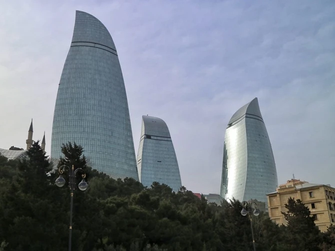 Американец показал, как можно отдохнуть в Баку на 10 долларов (видео)