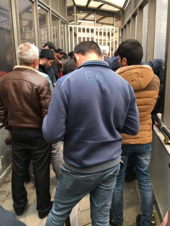 Qırmızı Körpüdə uzun növbə yaranıb- FOTO