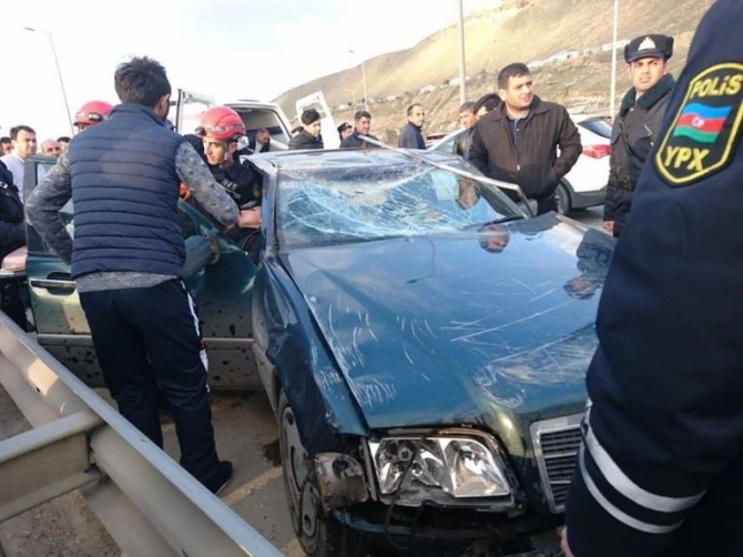 Bakıda qadın ağır qəza törətdi – Sərnişin avtobusu çevrildi… (FOTO, VİDEO)