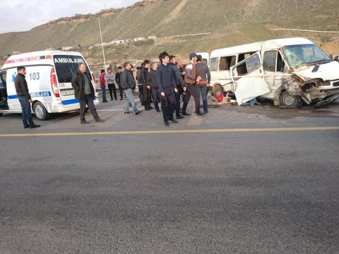 Bakıda qadın ağır qəza törətdi – Sərnişin avtobusu çevrildi… (FOTO, VİDEO)