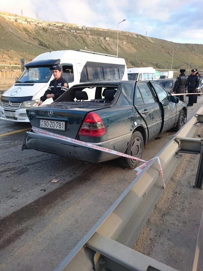 Bakıda qadın ağır qəza törətdi – Sərnişin avtobusu çevrildi… (FOTO, VİDEO)