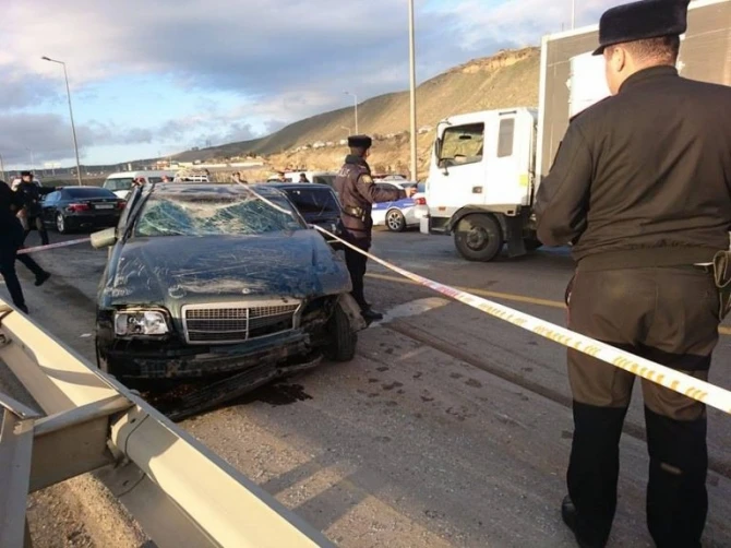 Bakıda qadın ağır qəza törətdi – Sərnişin avtobusu çevrildi… (FOTO, VİDEO)