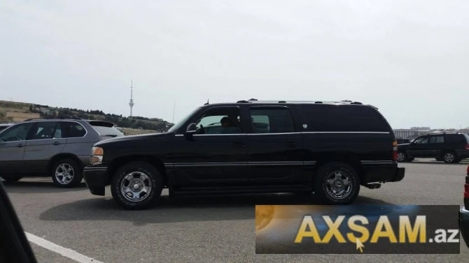 Заслуженный артист Азербайджана выставил на рынок один из своих дорогих автомобилей (фото)