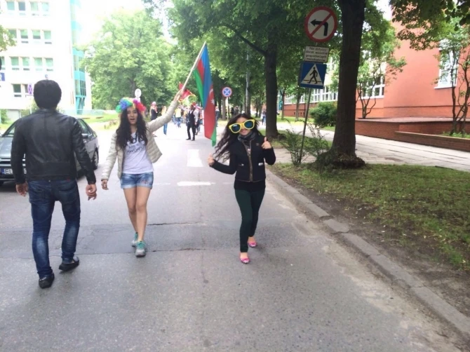 Азербайджанская студентка добилась увольнения армянского преподавателя (фото)