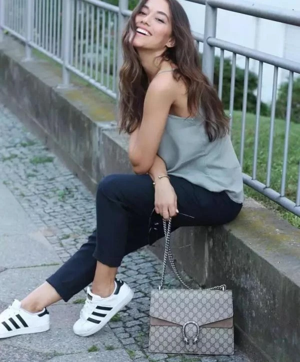 Azərbaycan millisinə vurulan qollardan ikisinə bu qız səbəb olub - FOTO