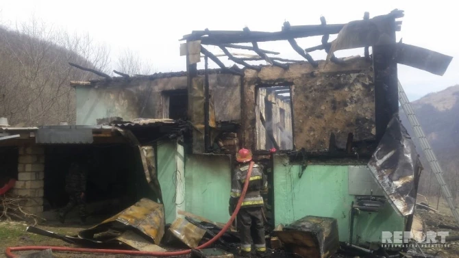 В Азербайджане подожгли дом директора школы (фото)