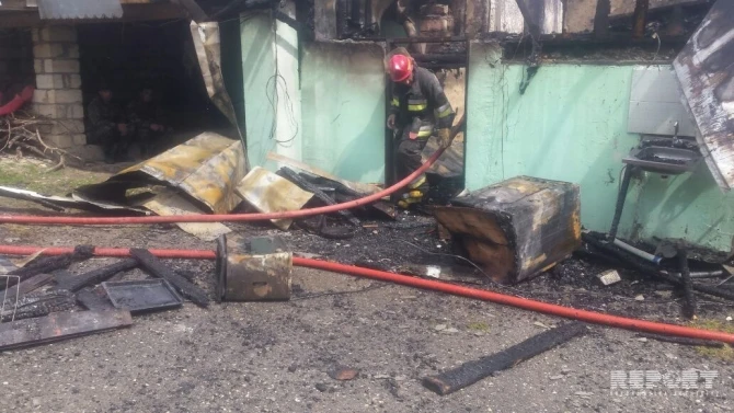 В Азербайджане подожгли дом директора школы (фото)